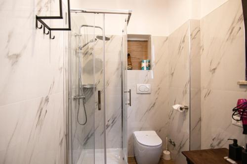 bagno con doccia e servizi igienici. di Yourquadrarooms B&b a Roma