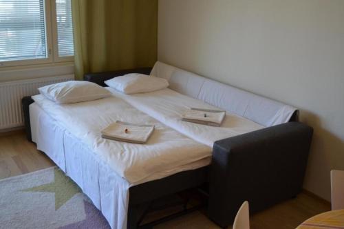 - une chambre avec un grand lit et 2 plateaux dans l'établissement Lahti Center House, à Lahti