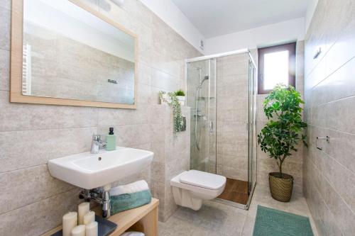 ヤスタルニャにあるmikroKlimat IIのバスルーム(シンク、シャワー、トイレ付)