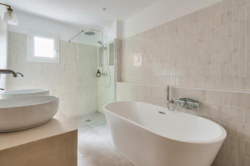 Baño blanco con bañera y lavamanos en Nocnoc - Le Nid, en Marsella