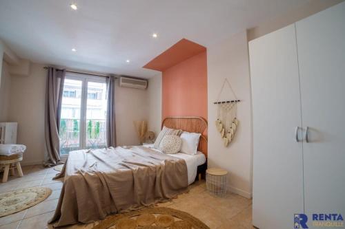 a bedroom with a large bed and a large window at Chambre 1 René Cassinbalcon Wifi Mini-frigo TV in Nice