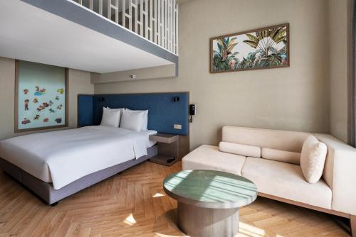 um quarto de hotel com uma cama e um sofá em Holiday Inn Express Beijing Badaling, an IHG Hotel em Yanqing