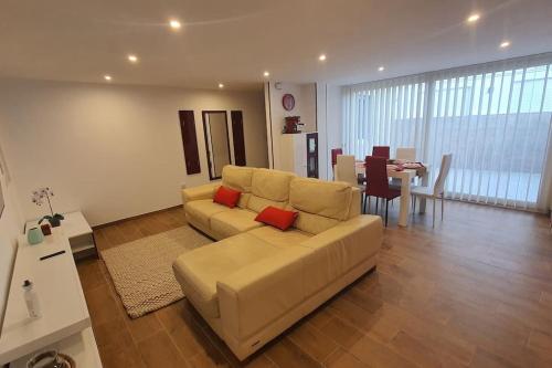 - un salon avec un canapé et une table dans l'établissement HyP - A casa da Fina, à Miño