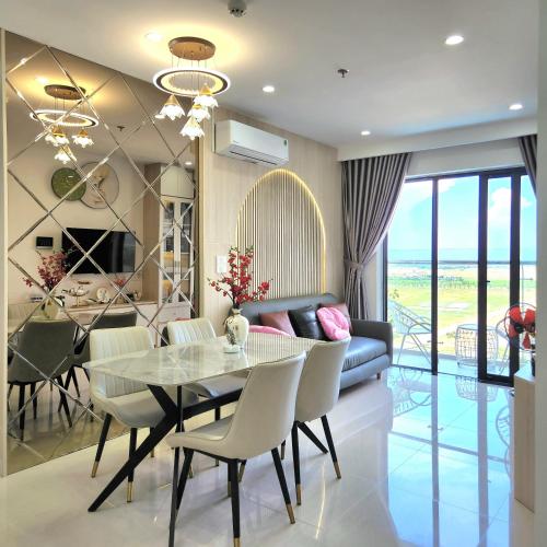 une salle à manger avec une table et un canapé dans l'établissement Uyên Homestay, à Thôn Văn Dương