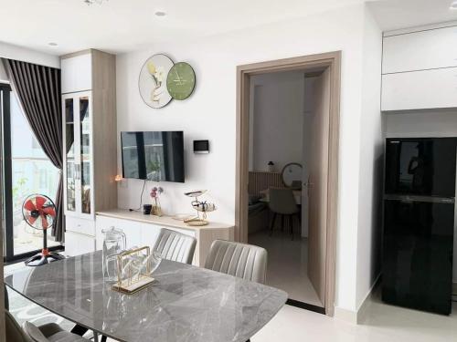 une cuisine avec une table en verre et une salle à manger dans l'établissement Uyên Homestay, à Thôn Văn Dương