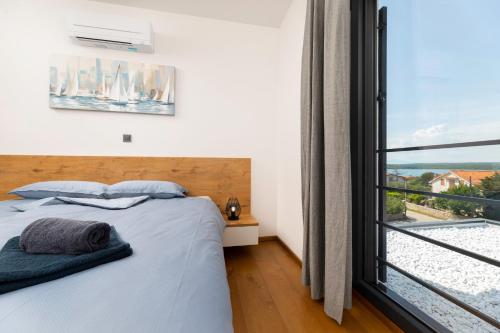 una camera da letto con un letto e una grande finestra di Villa Bella a Klimno