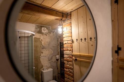 een badkamer met een toilet en een spiegel bij Cimra bude! in Horní Prysk