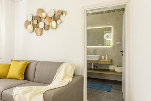 a living room with a couch and a bathroom at Villa Gina in Capilungo