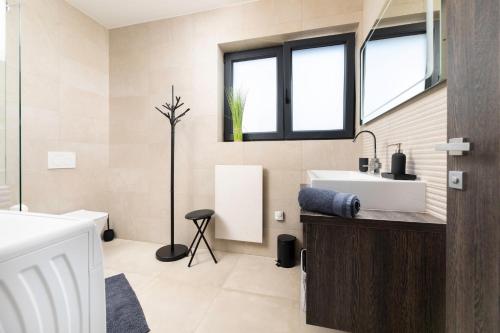 un bagno con lavandino e specchio di Villa Bella a Klimno