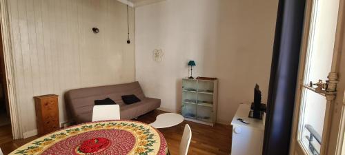 un salon avec une table et un canapé dans l'établissement Appartement Toulon Centre-Ville, à Toulon