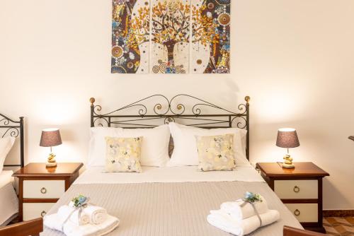 a bedroom with a bed with towels on it at Villa Gina in Capilungo