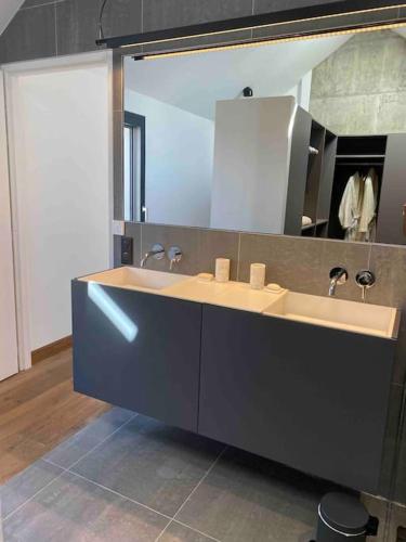 une salle de bain avec un lavabo et un grand miroir dans l'établissement Magnifique Villa La Rochelle Centre Ville, à La Rochelle