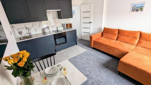 ein Wohnzimmer mit einem Sofa und einem Tisch in der Unterkunft Coastal Hideaway by Seaside Llandudno in Llandudno