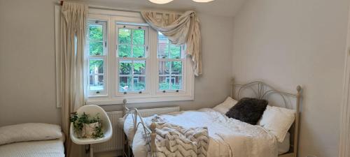 niewielka sypialnia z łóżkiem i oknem w obiekcie One Bedroom House in a Quiet Neighbourhood w Londynie