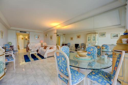 un salon avec une table en verre et des chaises dans l'établissement New Listing - Amazing Beach Views, 1-bed Apt, à Cannes