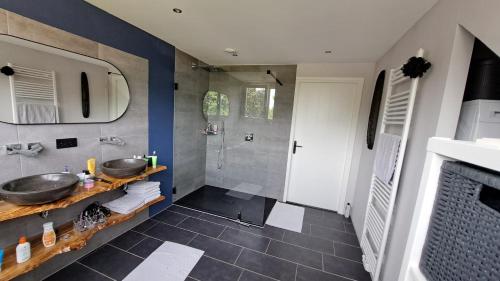 a bathroom with two sinks and a shower at Woning in Born in Born