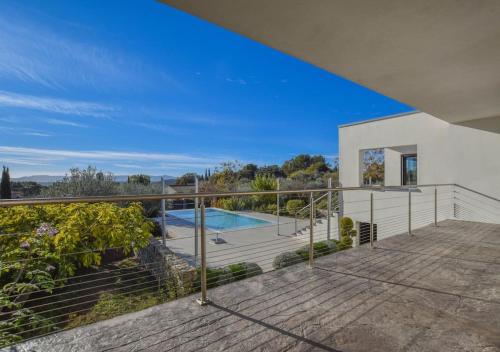 une maison avec un balcon et une piscine dans l'établissement L'élixir - Architect villa & Heart of Provence, à Flayosc