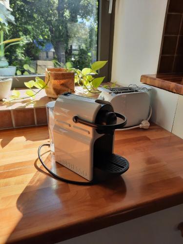 a toaster sitting on top of a wooden table at La Retirée in Grimbiémont