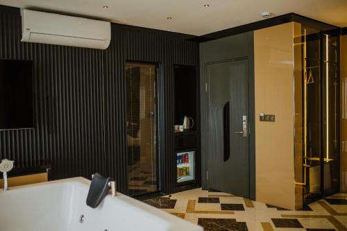 a bathroom with a tub and a black wall at QUALA Hotels in Aksaray