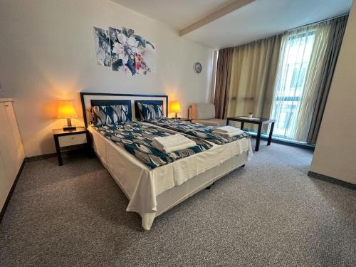 Un dormitorio con una cama grande en una habitación. en Berlin Golden Beach Romance, en Golden Sands