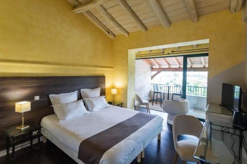 En eller flere senge i et værelse på CÔTE GARONNE le BALCON DES DAMES -hôtel et restaurant- Tonneins Fauillet Marmande - vue panoramique bord de Garonne chambres climatisées