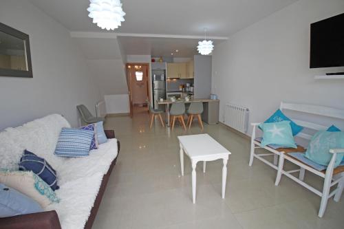 エンプリアブラバにあるApart-rent Casa Puigmal 0152のリビングルーム(ソファ、テーブル付)