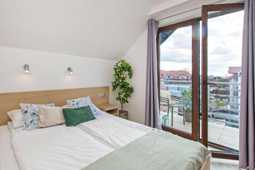ヤスタルニャにあるmikroKlimatのベッドルーム1室(ベッド1台、大きな窓付)