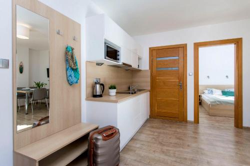 une chambre avec une cuisine et un salon dans l'établissement mikroKlimat, à Jastarnia