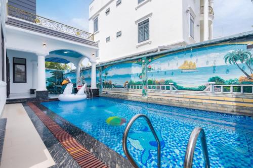 - une piscine dans un bâtiment orné d'une fresque murale dans l'établissement Đặng Diễm My Villages C2.49, à Vung Tau