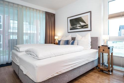 Un dormitorio con una gran cama blanca y una ventana en Koje No1, en Kappeln