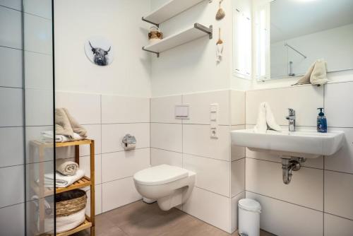 卡珀爾恩的住宿－Koje No1，白色的浴室设有卫生间和水槽。