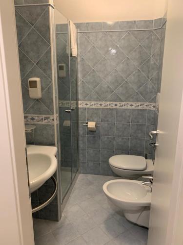 a bathroom with two toilets and a shower at Hotel Marconi in Sperlonga