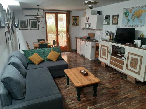 uma sala de estar com um sofá e uma mesa de centro em Les Chambres Chouettes em Villefranche-de-Conflent