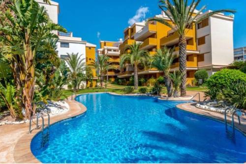 España - PUNTA PRIMA Torrevieja Orihuela Costa - large apartment for 6-people 85m2 and terrace 40m2 central air conditioning Wi-Fi living room kitchen 2 bedrooms 2 bathrooms 3 swimming pools parking security to the sea 200m only 40 min to the airport