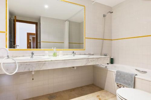 España - PUNTA PRIMA Torrevieja Orihuela Costa - large apartment for 6-people 85m2 and terrace 40m2 central air conditioning Wi-Fi living room kitchen 2 bedrooms 2 bathrooms 3 swimming pools parking security to the sea 200m only 40 min to the airport
