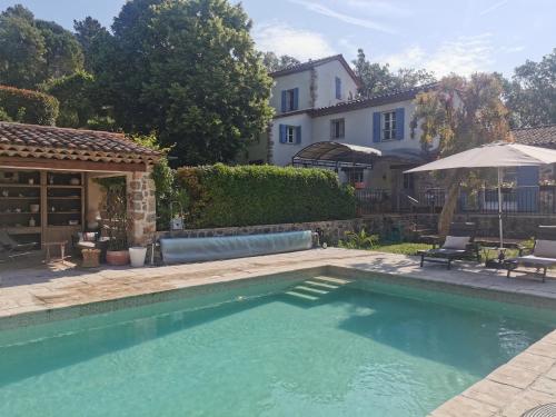 une piscine dans l'arrière-cour d'une maison dans l'établissement Domaine GEODORA, Parfumeur en Provence, à Montauroux