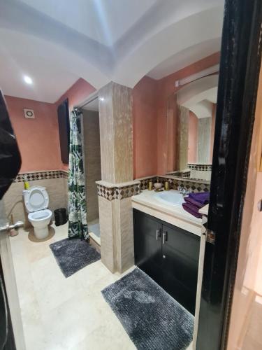 La salle de bains est pourvue de toilettes et d'un lavabo. dans l'établissement Luxury apartment 2 in the heart of Gueliz, Wifi, Pool, à Marrakech