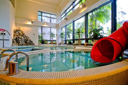 una gran piscina cubierta en un edificio en F Hotel Tainan, en Tainan