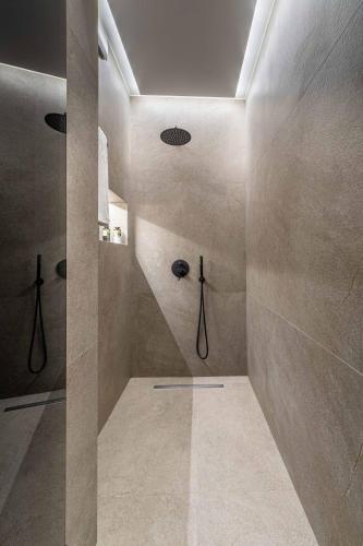 Un baño de ICONIC SALONICA SUITES seafront