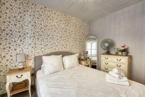 une chambre avec un lit, une commode et un miroir dans l'établissement NEW 2-bed Central Cannes Apt, à Cannes