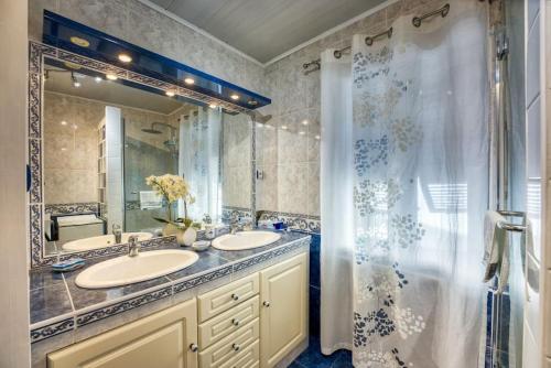 une salle de bain avec deux lavabos et une douche dans l'établissement NEW 2-bed Central Cannes Apt, à Cannes