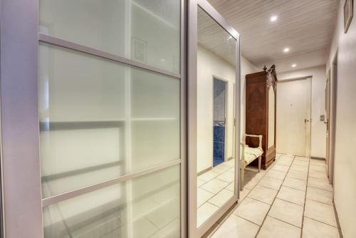 NEW 2-bed Central Cannes Apt photo 13