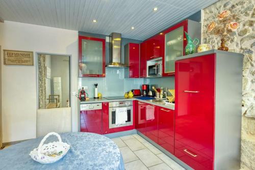 NEW 2-bed Central Cannes Apt photo 9
