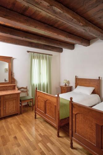 a bedroom with two beds and a mirror at Agriturismo Rechsteiner in Ponte di Piave