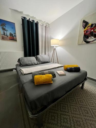 Ce lit se trouve dans un dortoir doté d'oreillers jaunes. dans l'établissement Studio Neuf à 10min Plage & Centre-Ville + Garage, à Ajaccio