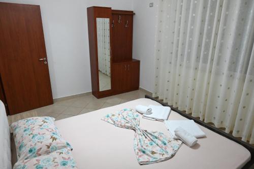 a room with a bed and a mirror in it at Iris apartaments in Sakës