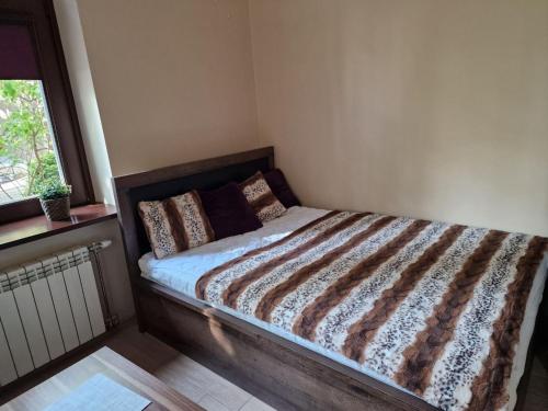 ソポトにあるBaltic Sopot 732のベッドルーム1室(ベッド1台、掛け布団、窓付)