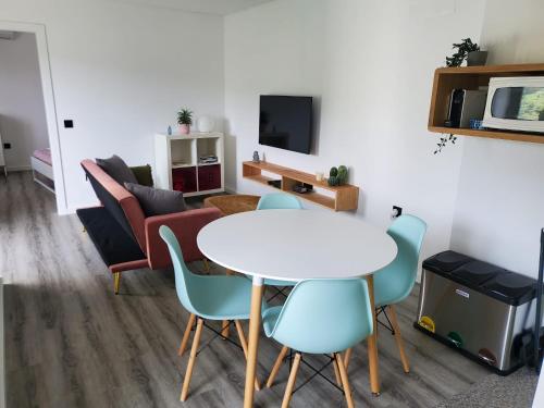 uma sala de estar com uma mesa branca e cadeiras em Douro Mesio Guest House em Resende