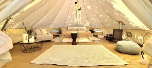 Cette tente comprend un lit et une télévision. dans l'établissement Ranna Surfiküla, à Suureranna