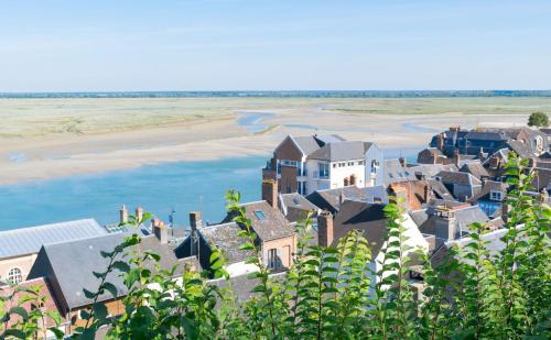 an aerial view of a small town next to a body of water at Chambre d’hôte in Saint-Valery-sur-Somme